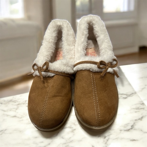 Jellypop Other - Jellypop Tan Faux Suede Fur-Lined Moccasin Slippers Girls size 11 1/2